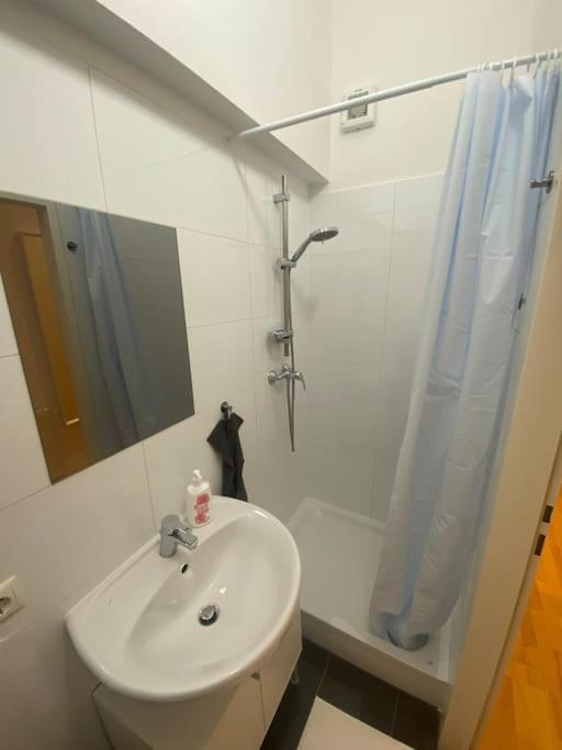 Cozy Appartm With + Airport/City Center Connection Apartment เวียนนา ภายนอก รูปภาพ